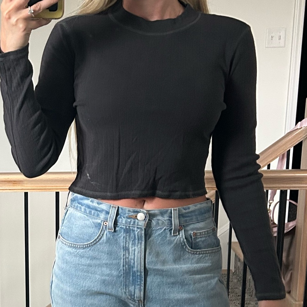 AMERICAN EAGLE OUTFITTER Black Long-Sleeve Cropped Tee